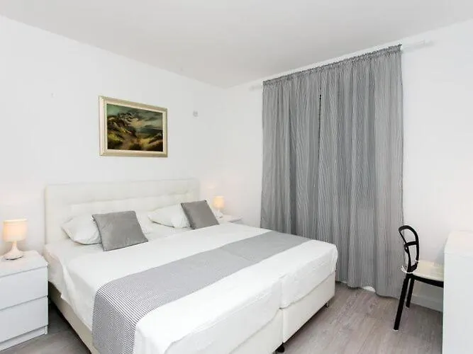 Dup I - Two Bedroom With Balcony *